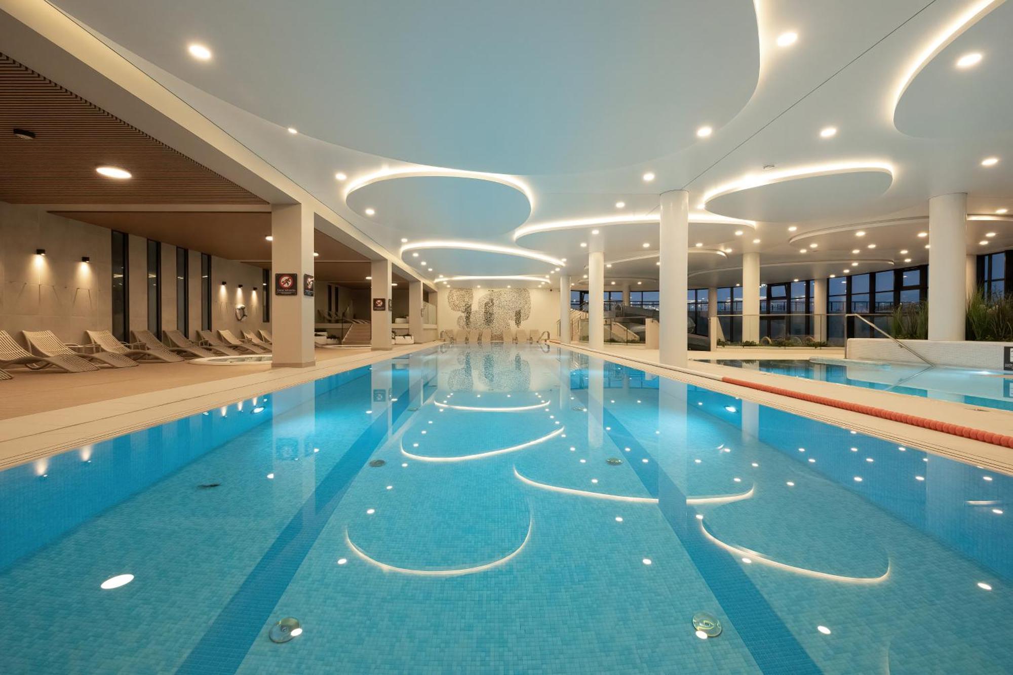 Family With Gym And Swimming Pool By Renters Prestige Apartment *