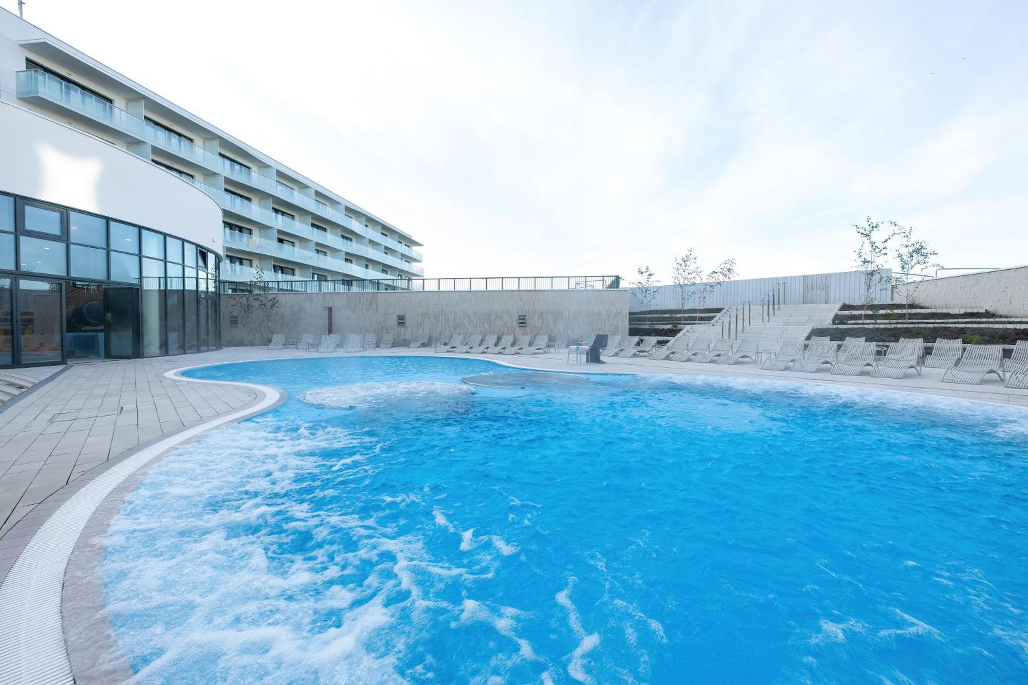 Apartment Family With Gym And Swimming Pool By Renters Prestige *
